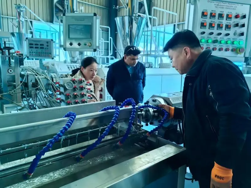 Mesin Pipa Irigasi Karet Berjalan Di Tempat Untuk Pelanggan India