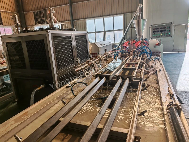 Mesin Ekstrusi Profil Plastik Daur Ulang 4 Rongga Mencapai kecepatan tinggi 8meter/menit