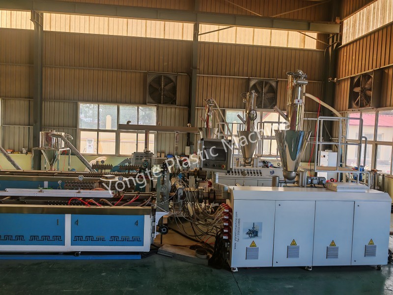 Yongte Berhasil Menugaskan Lini Co-Extrusion Baru dengan Teknologi Embossing 3D In-Line untuk Penghiasan WPC