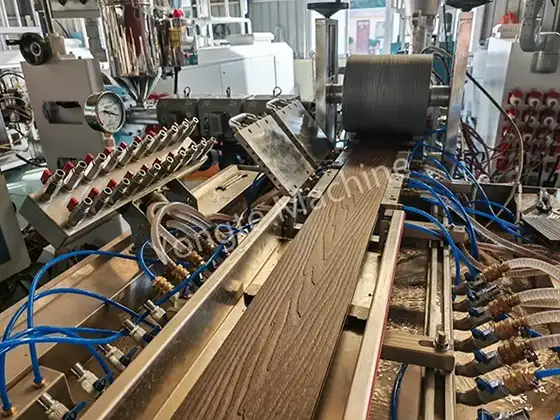 Pabrik Lengkap WPC Kanada untuk Daur Ulang Limbah Fiberglass menjadi Decking WPC