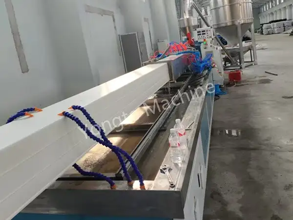 Cina Mesin Pembuat Profil Talang Hujan PVC