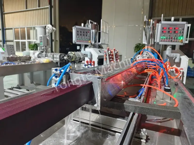 Lini Produksi Kolom Pagar WPC Disesuaikan untuk Pelanggan India